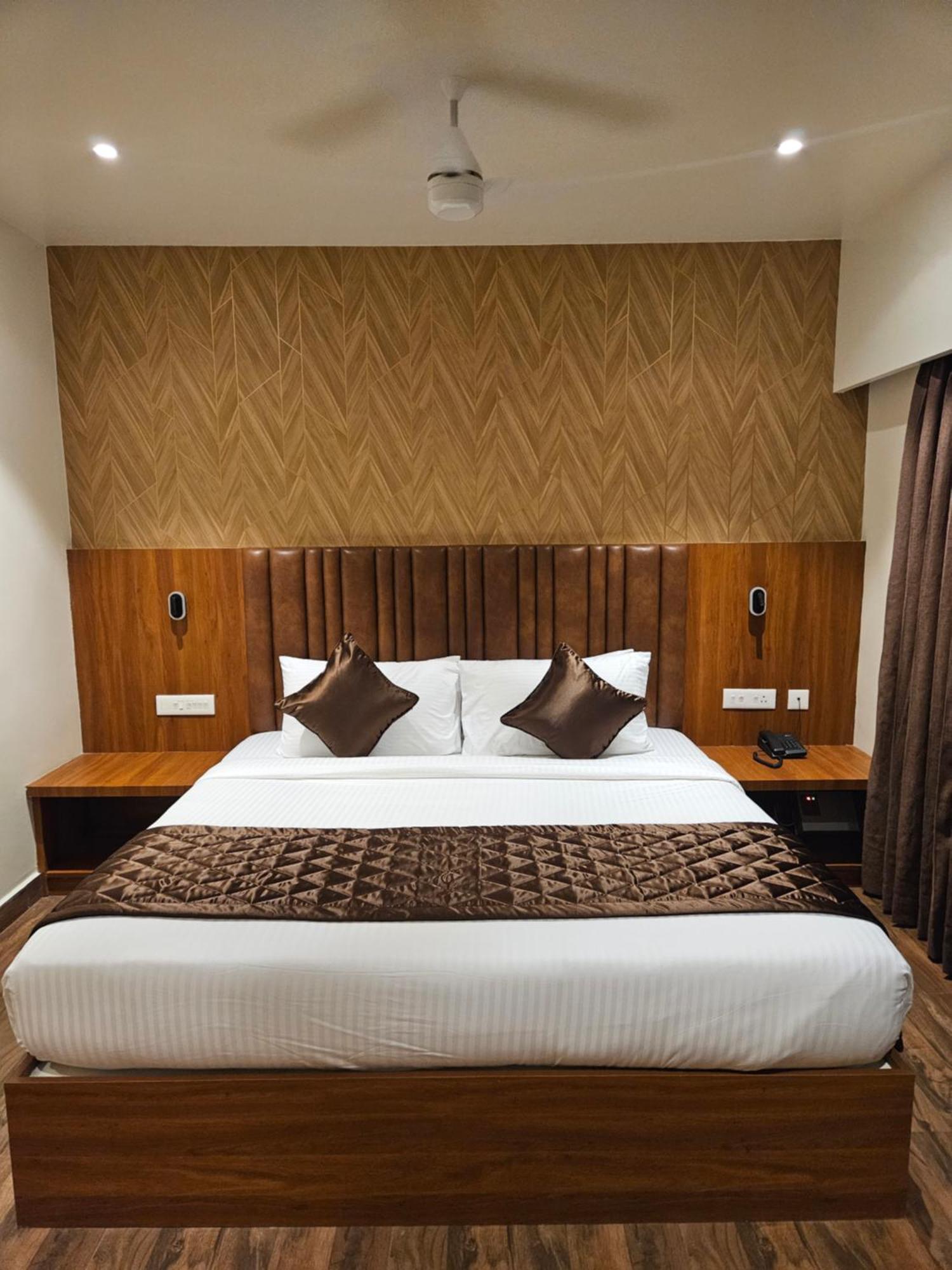 Hotel Pl Grand 카라이쿠디 외부 사진