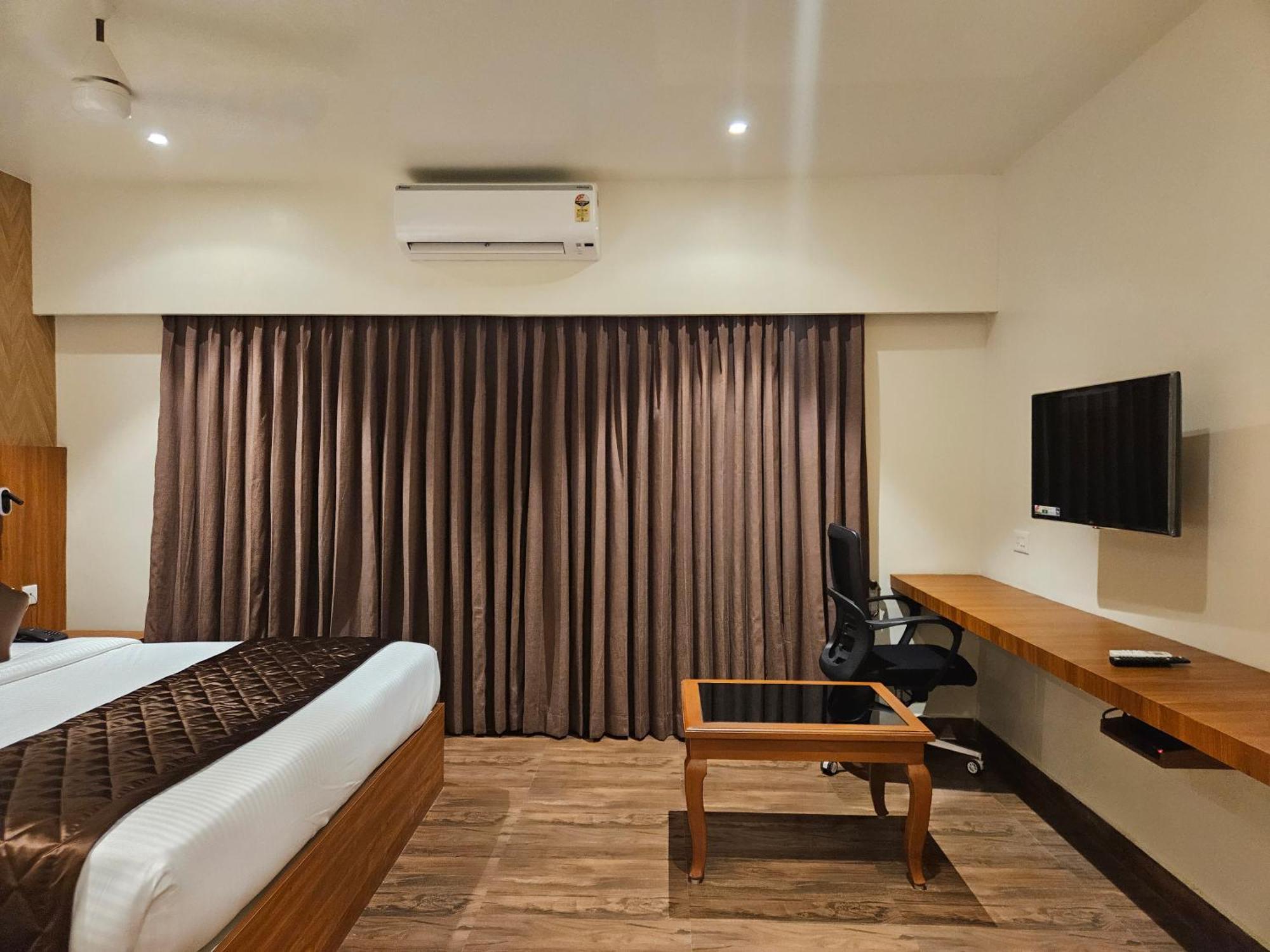 Hotel Pl Grand 카라이쿠디 외부 사진