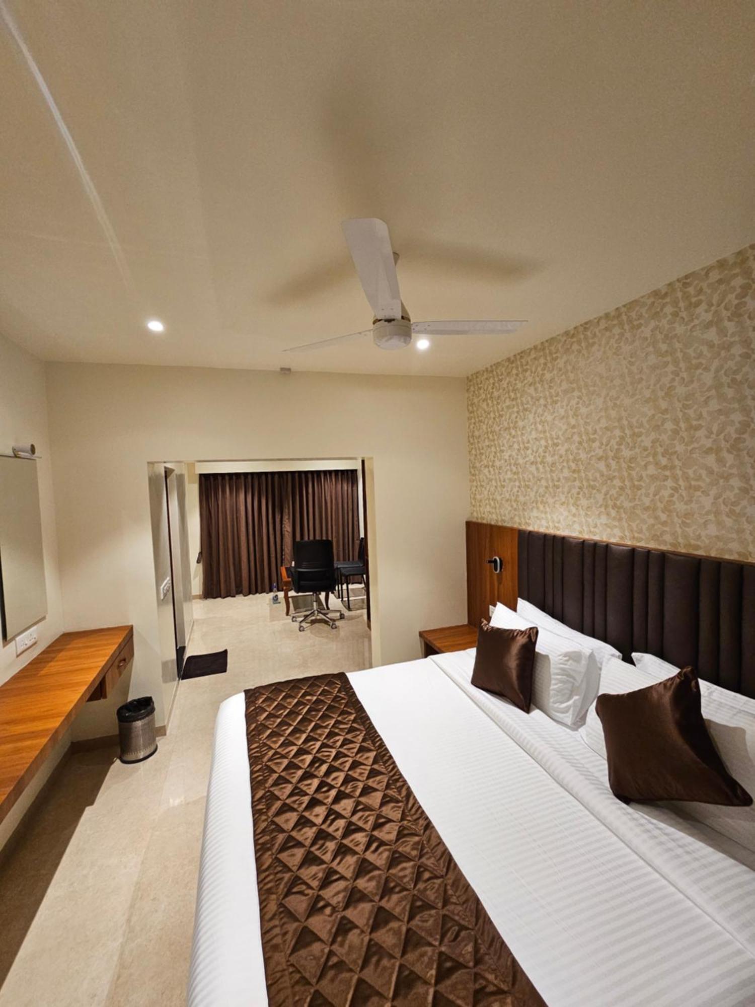 Hotel Pl Grand 카라이쿠디 외부 사진